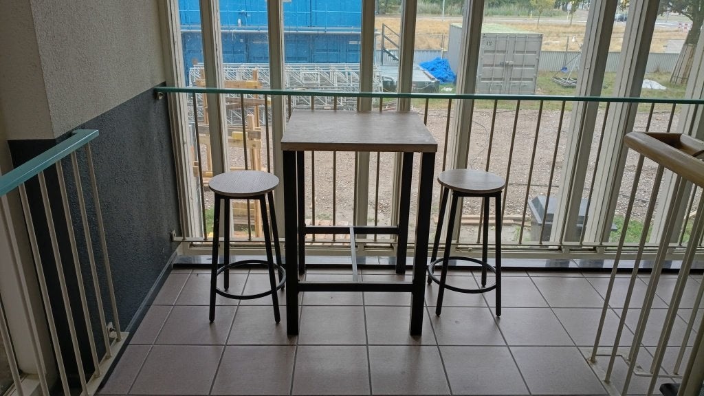 tafel en kruk voor in de keuken, Ophalen, Gebruikt