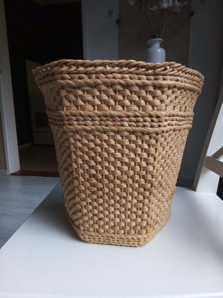 vintage  bruin gevlochten prullemand van riet/inhoud 12 L, Gebruikt, Ophalen of Verzenden, Riet, 5 – 50