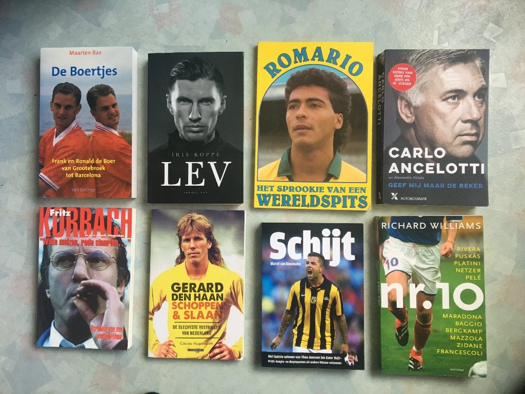 voetbalboeken-Diversen ( 8 stuks), Ophalen of Verzenden, Zo goed als nieuw, Balsport