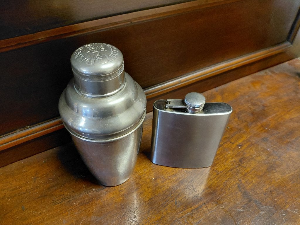 Vintage verchroomde coctailshaker en drankflacon., Verzenden