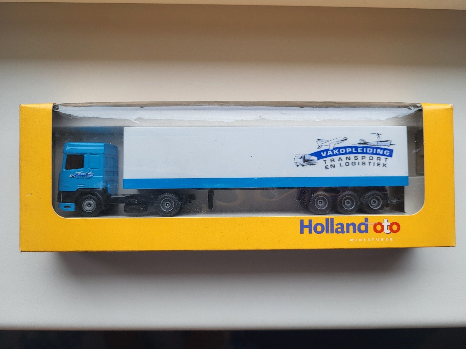 Twee miniaturen vakopleiding transport en logistiek, Ophalen of Verzenden, Nieuw, Bus of Vrachtwagen, Overige merken