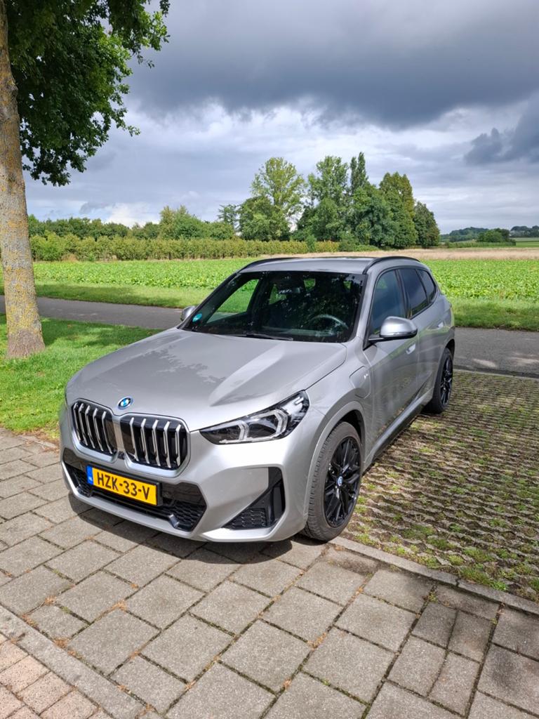 BMW X1 Xdrive30e 326pk 2025 rookgrijs, Auto's, BMW, Adaptieve lichten, 1800 kg, Zwart, Vierwielaandrijving