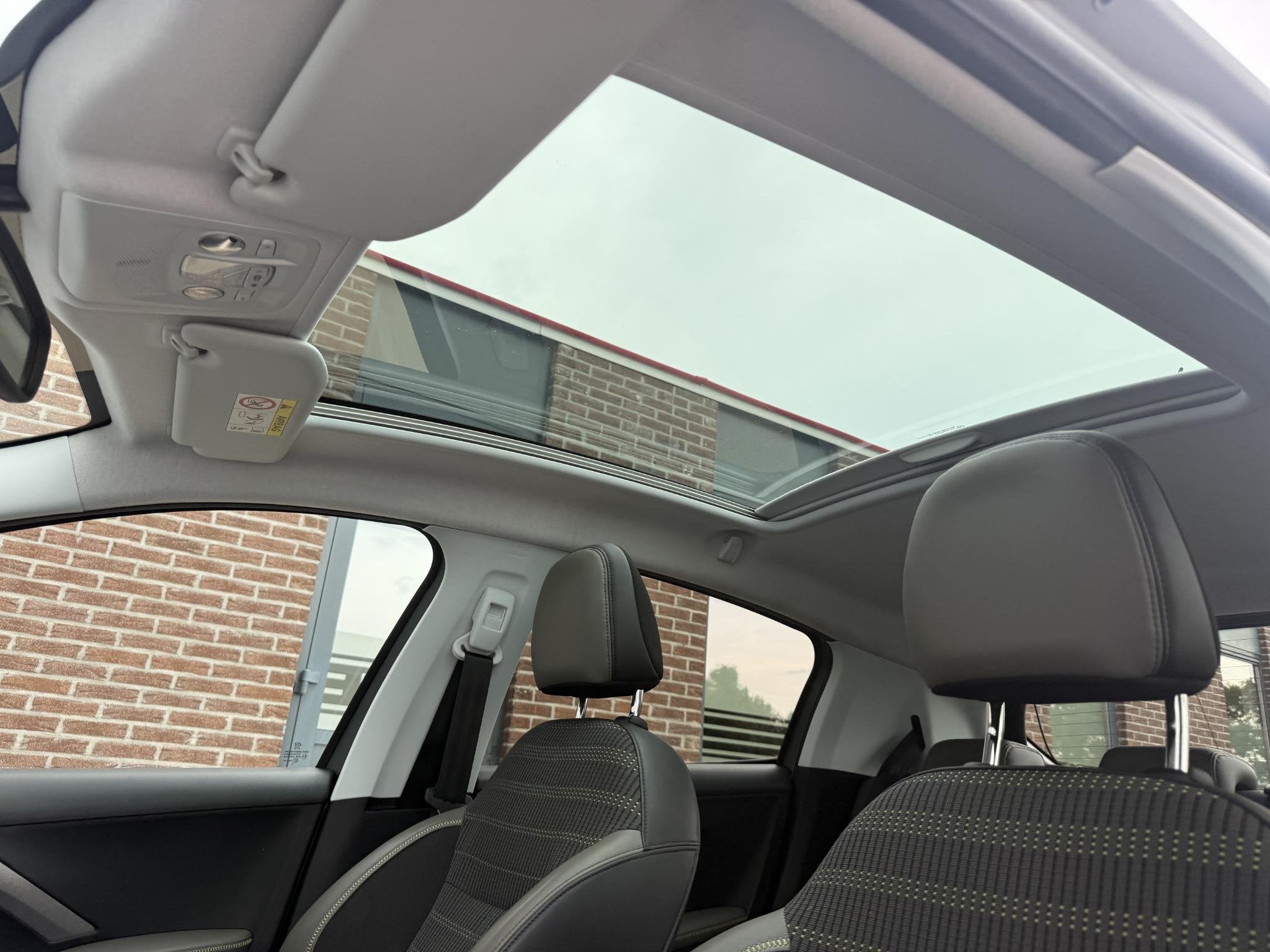 Peugeot 208 1.2 PureTech Roland Garros 2e Eigenaar|Navi|Came, Voorwielaandrijving, Euro 6, Leder en Stof, 23 km/l