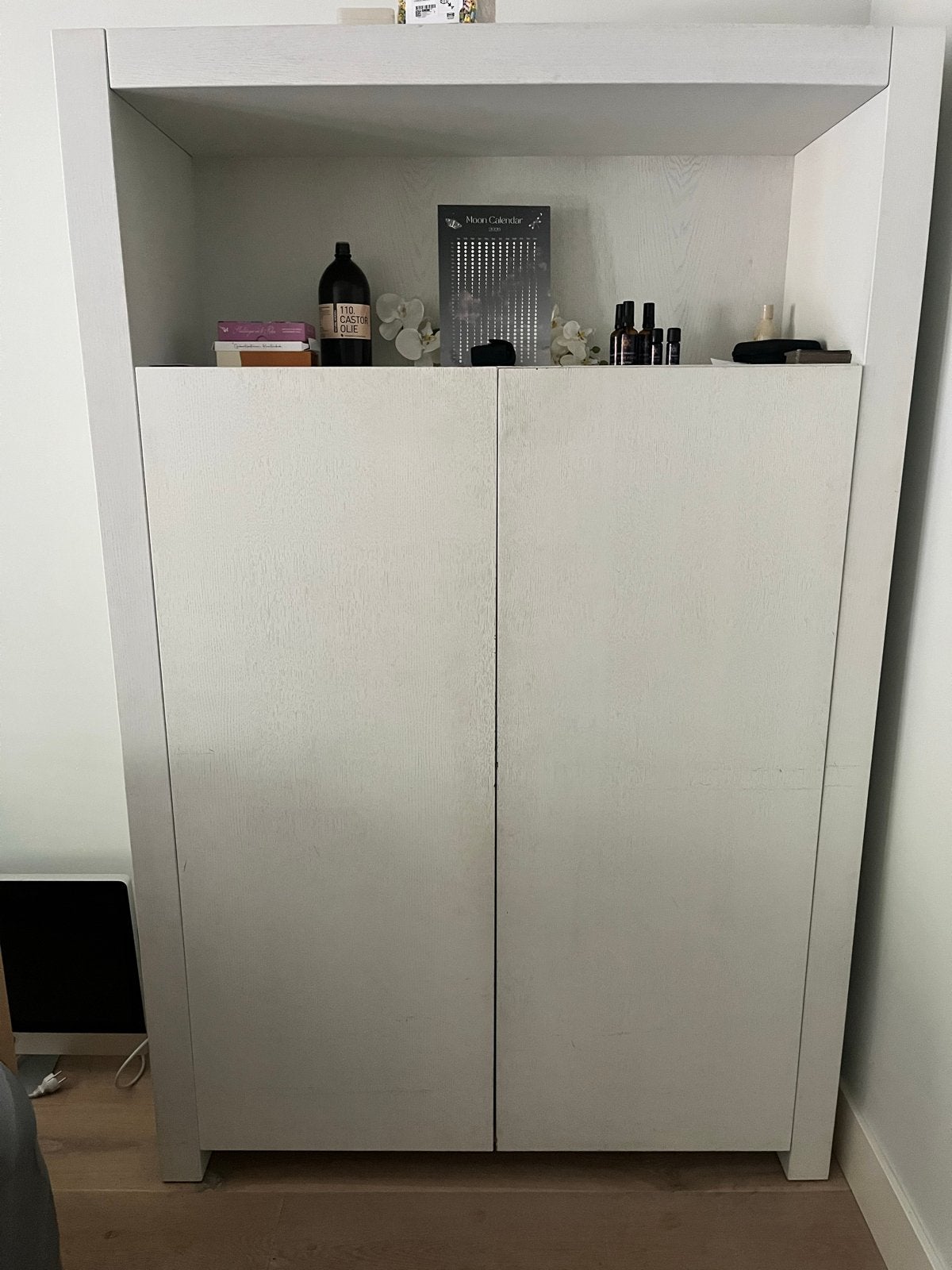 Witte kast met deuren en open vak, Ophalen, Gebruikt