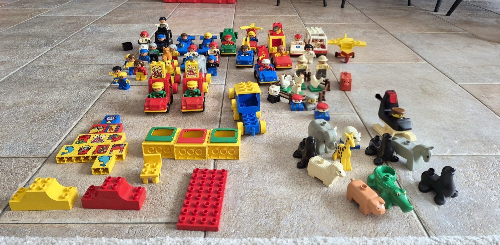 Grote partij LEGO Duplo met trein, rails en veel blokken, Gebruikt, Inclusief minifiguren, Ophalen of Verzenden, Duplo