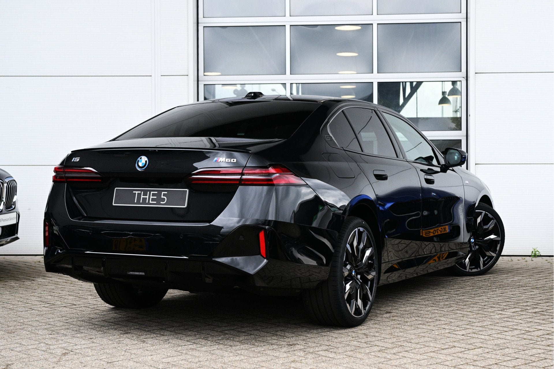 BMW i5 M60 xDrive / Panoramadak / Trekhaak / M Multifunction, Automaat, Dealer onderhouden, 2270 kg, Zwart