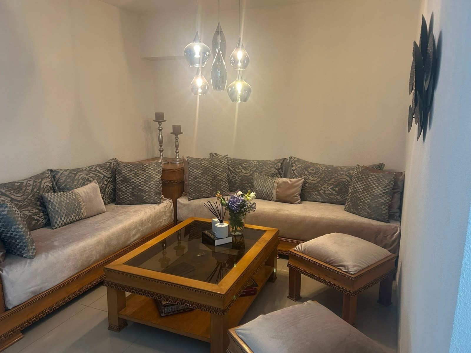 Marokkaanse salonbank met salontafel en poefjes, Huis en Inrichting, Ophalen of Verzenden, Zo goed als nieuw, Hout, Marokkaans