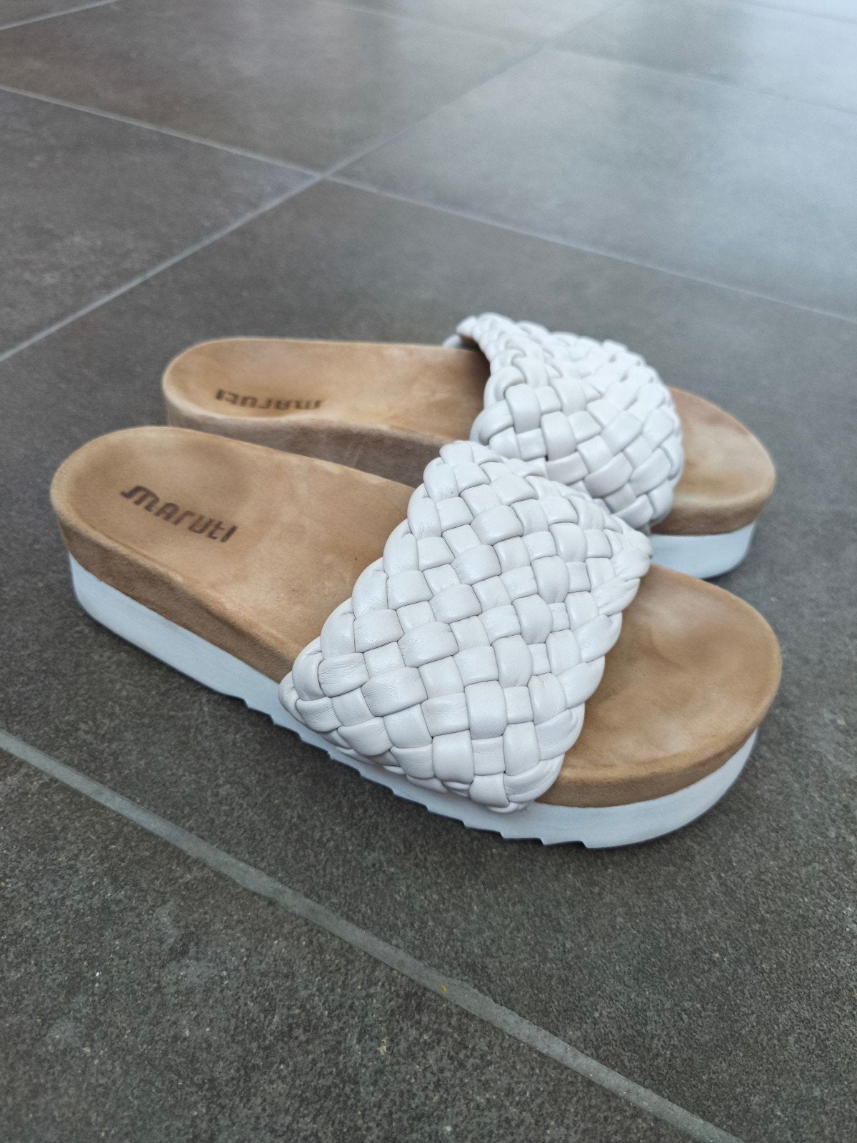 Maruti - Leren slippers beige wit - mt 36, Slippers, Verzenden, Beige, Zo goed als nieuw