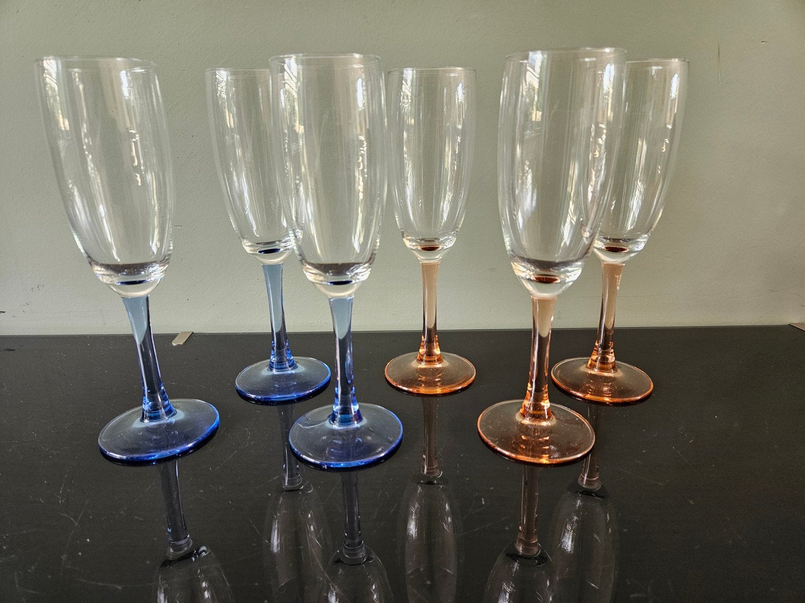 Set van 6 champagneglazen met gekleurde voet  blauw en roze, Ophalen of Verzenden, Zo goed als nieuw, Overige typen
