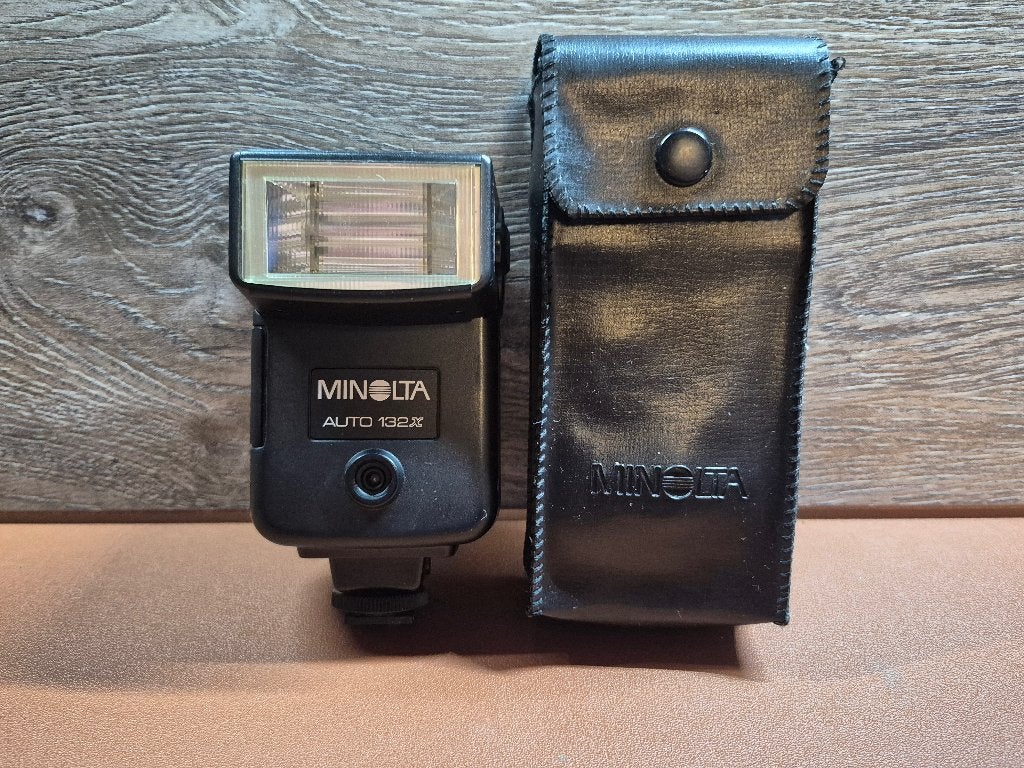 Minolta Auto 132x flitser, Ophalen of Verzenden, Gebruikt, Overige merken, Kantelbaar
