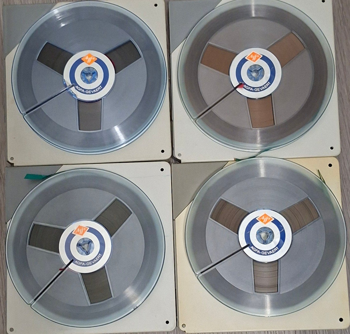 4 Agfa bandrecorder banden in originele hardkunststof dozen, Ophalen of Verzenden, Onderdeel, Met banden