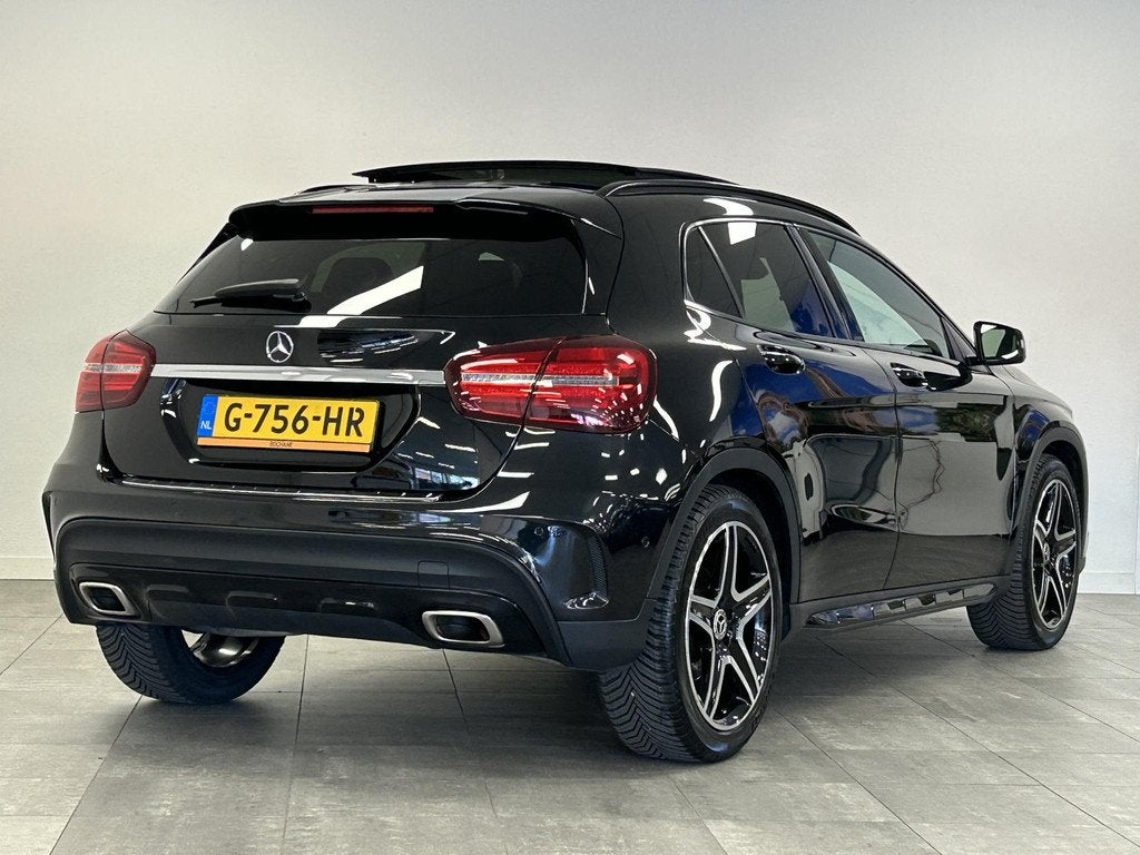 Mercedes-Benz GLA-klasse 180 AMG Night Upgrade | Panoramadak, Auto's, Mercedes-Benz, Gebruikt, 4 cilinders, 715 kg, Leder en Stof