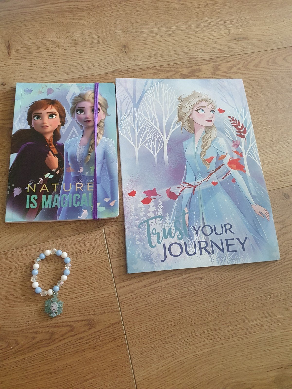 2 Frozen schriften en een armbandje, 4 bedels of meer, Ophalen of Verzenden, Nieuw, Overige merken