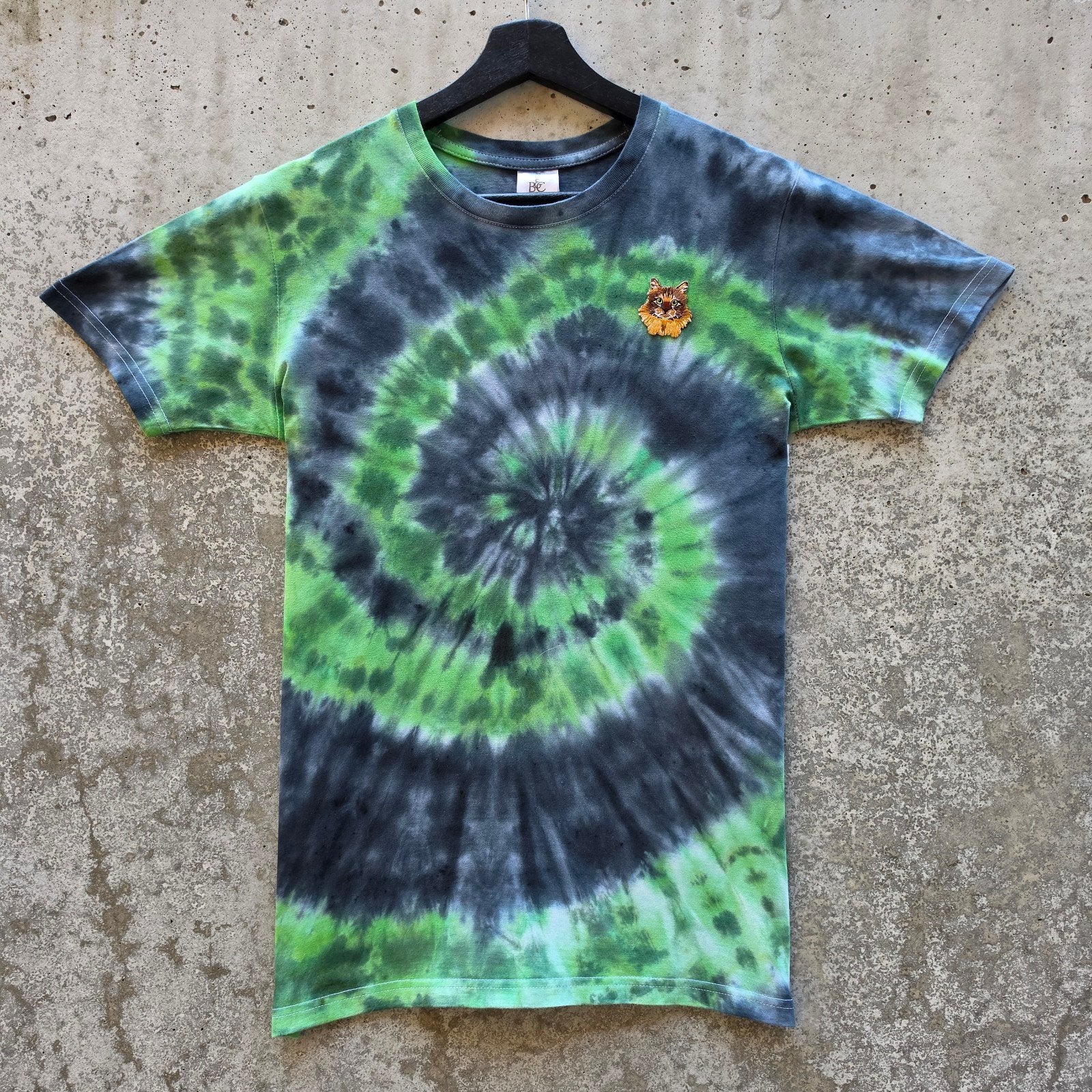 Groen zwart spiral tie dye met Maine coon kat tshirt maat XS, Spiral Creaties, Nieuw, Ophalen of Verzenden, Groen