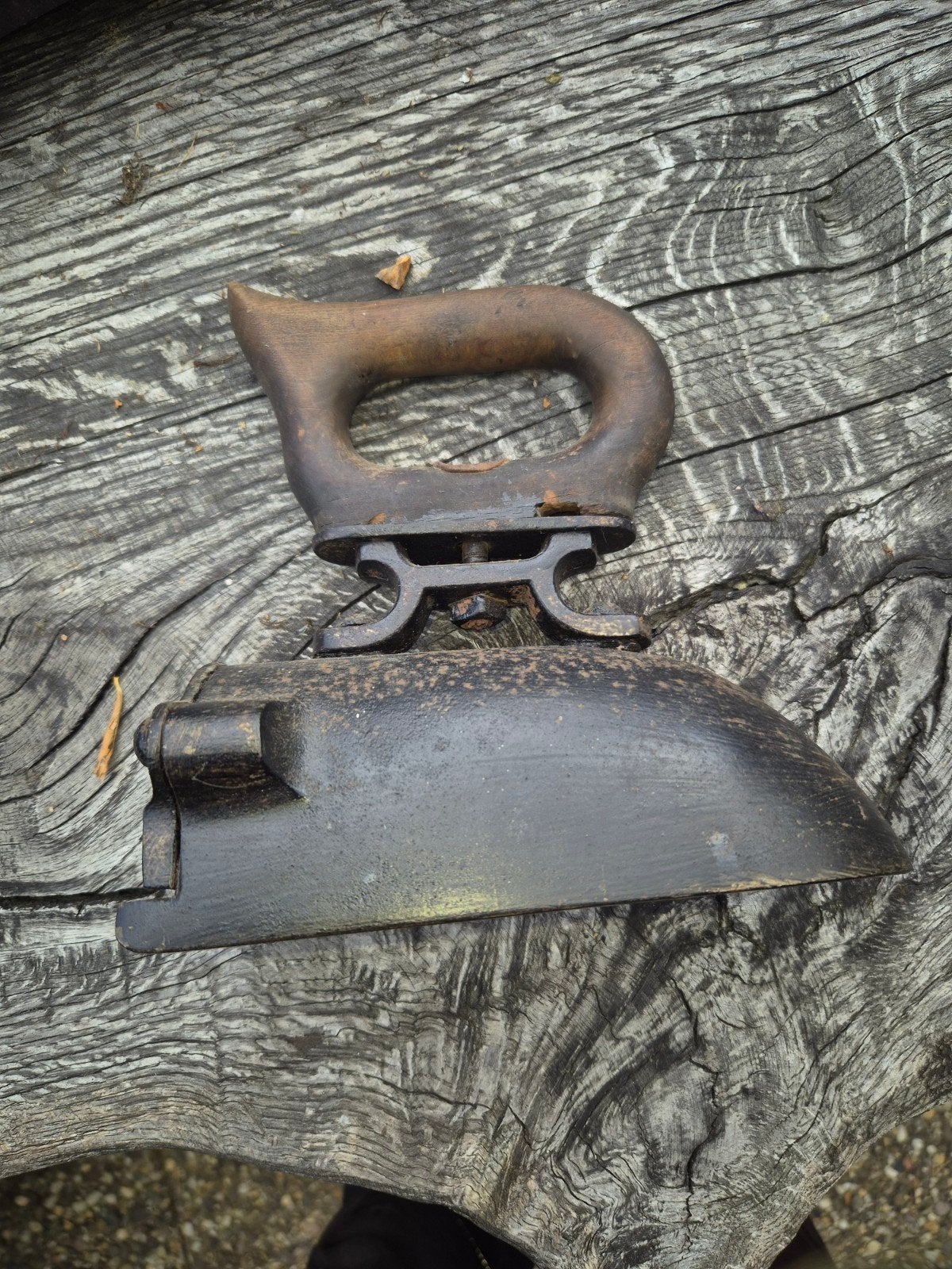 Antiek strijkijzer met houten handvat, Ophalen