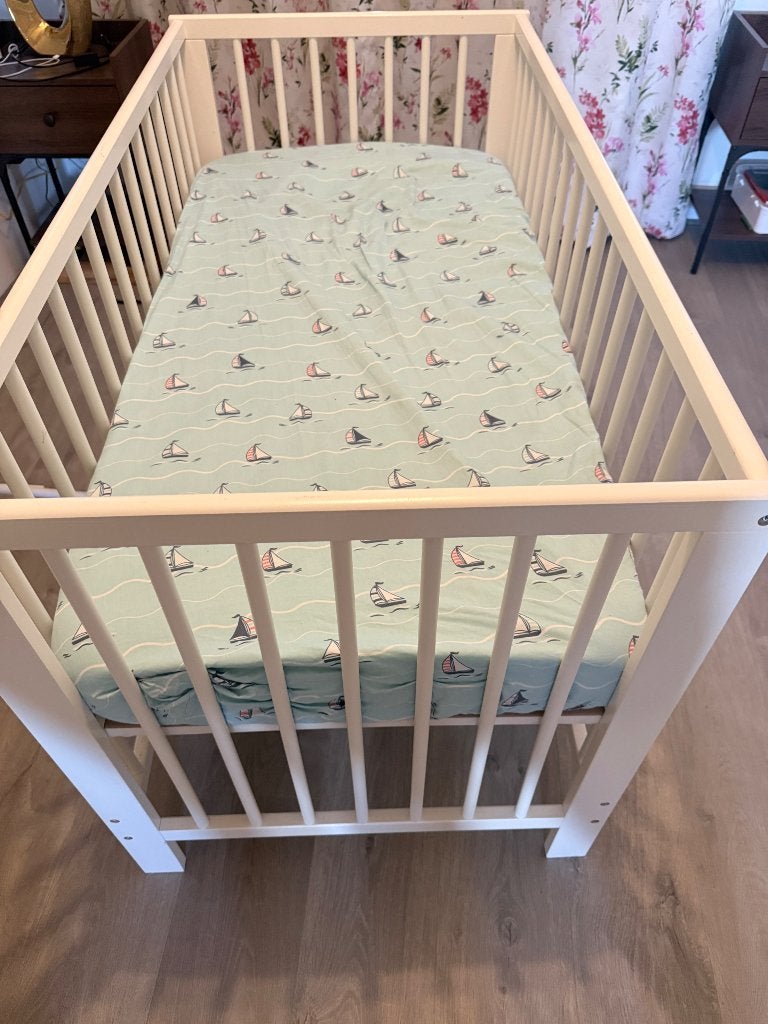 Wit ledikant met matras en lattenbodem, Kinderen en Baby's, Kinderkamer | Bedden, Gebruikt, Minder dan 140 cm, Minder dan 70 cm