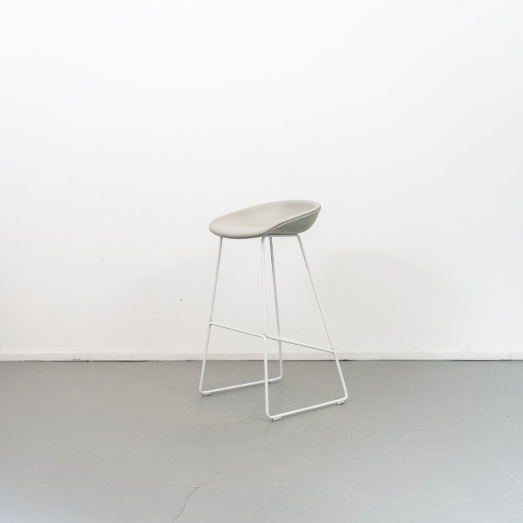 5 Hay about a Stool AAS38 barkruk 75 cm Grijs Leer, Huis en Inrichting, Barkrukken, Niet ingevuld, Niet ingevuld, Zo goed als nieuw