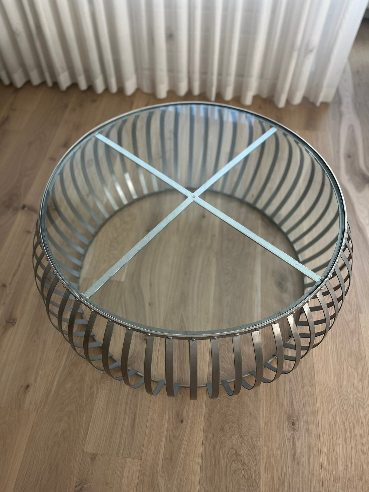 Metalen ronde salontafel met glasplaat, Ophalen, Gebruikt, Rond, 50 tot 100 cm