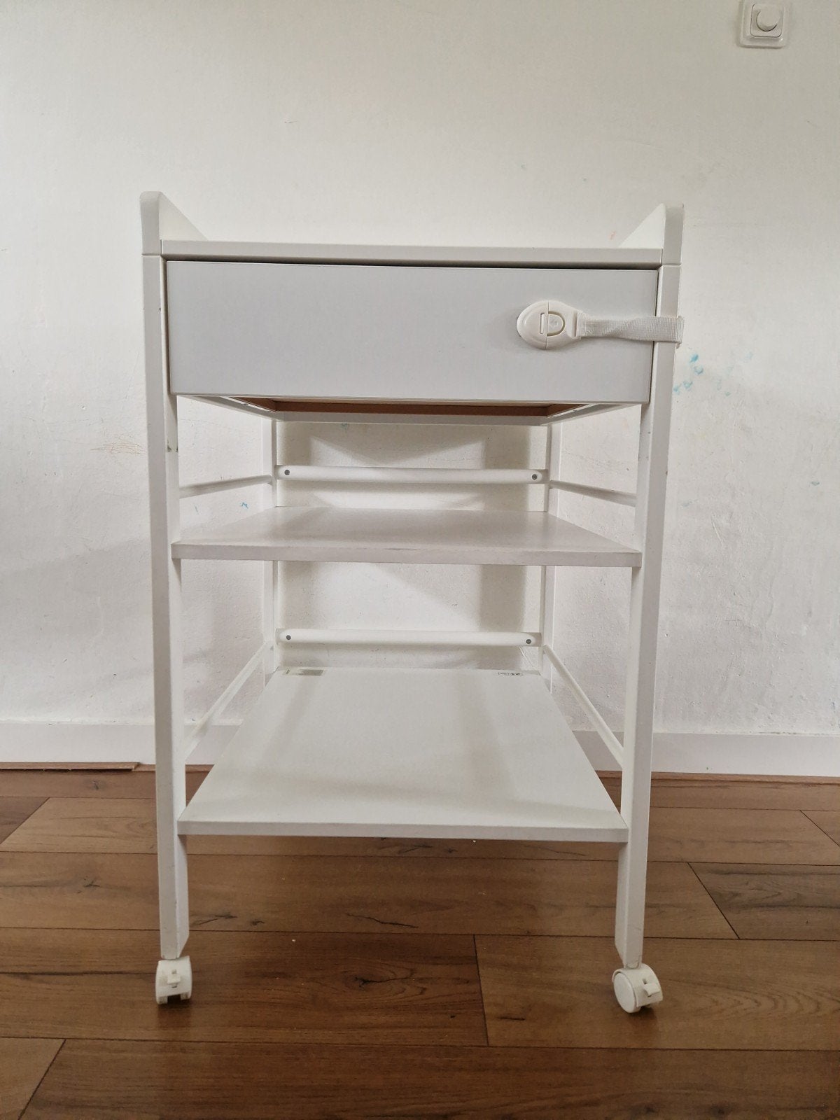 Witte commode met lade en planken, Kinderen en Baby's, Badjes en Verzorging, Gebruikt, Overige typen, Overige merken, Standaard
