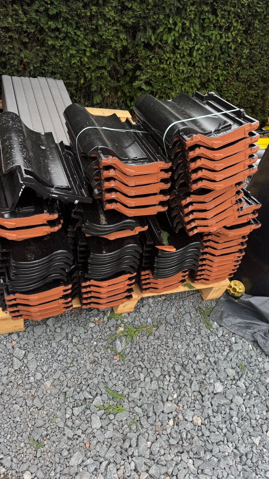 Nieuwe zwarte dakpannen - ca. 90 stuks ongebruikt, Doe-het-zelf en Verbouw, Dakpannen en Dakbedekking, Ophalen, Nieuw, Zwart, Dakpannen