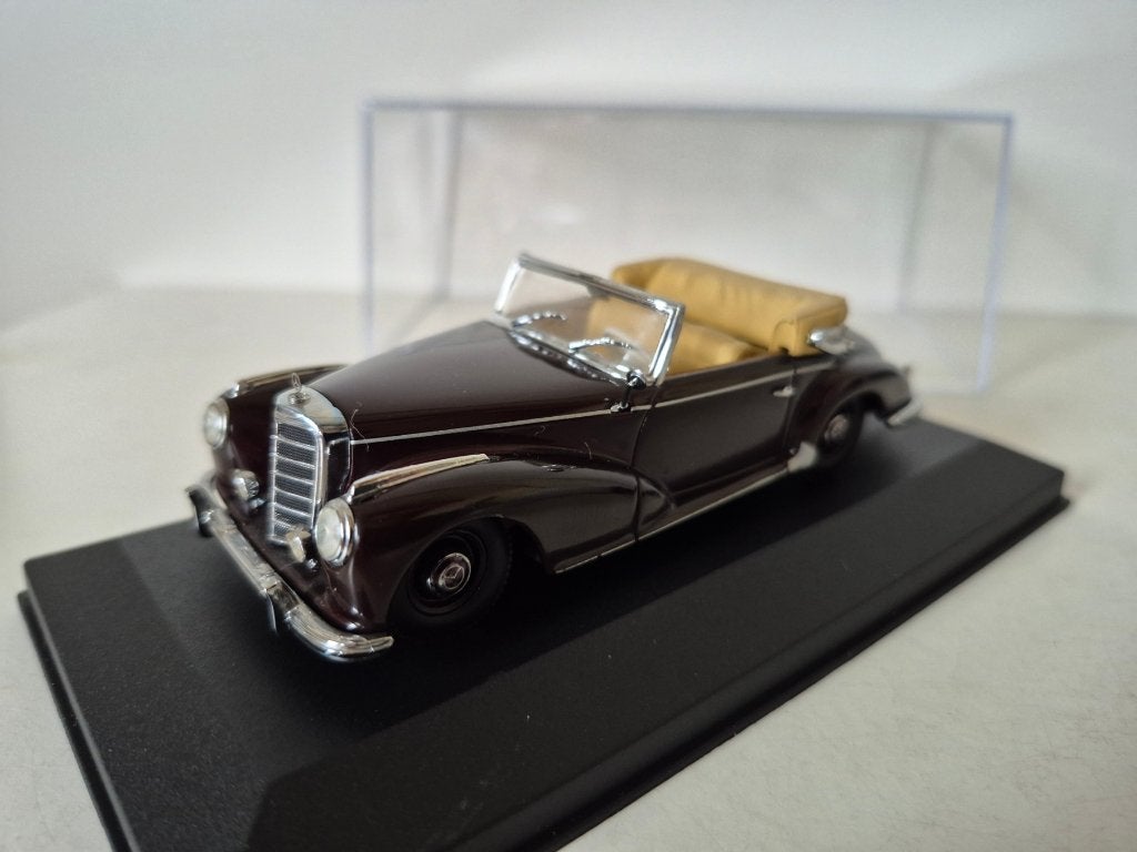 Minichamps Mercedes-Benz 300 S Cabrio open top donkerrood, Hobby en Vrije tijd, Modelauto's | 1:43, Ophalen of Verzenden, Zo goed als nieuw