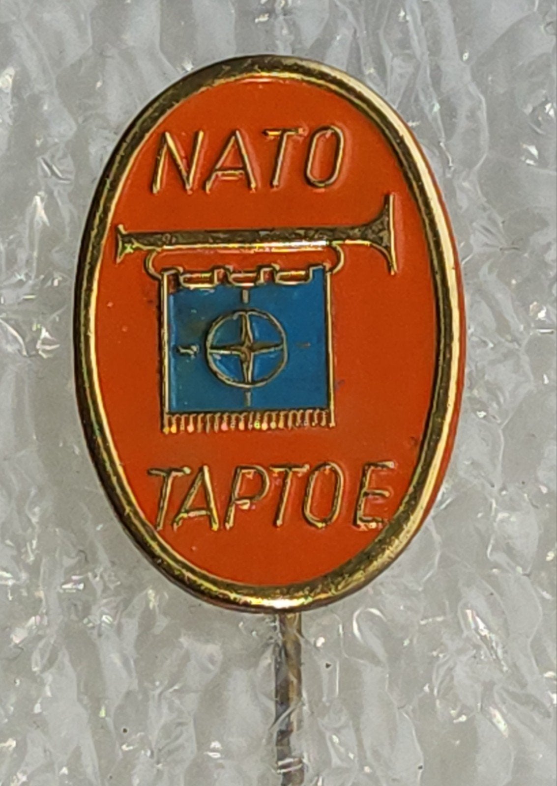 Vintage NATO Taptoe Speldje - Oranje met Blauw Embleem, Verzamelen, Ophalen of Verzenden, Gebruikt, Overige onderwerpen, Speldje of Pin