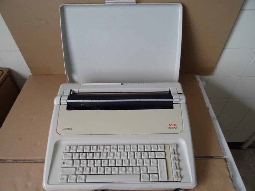 Elektrische typemachine AEG Olympia Carrera 1987 Werkend, Diversen, Typemachines, Olympia AG, Gebruikt, Ophalen of Verzenden, Nvt