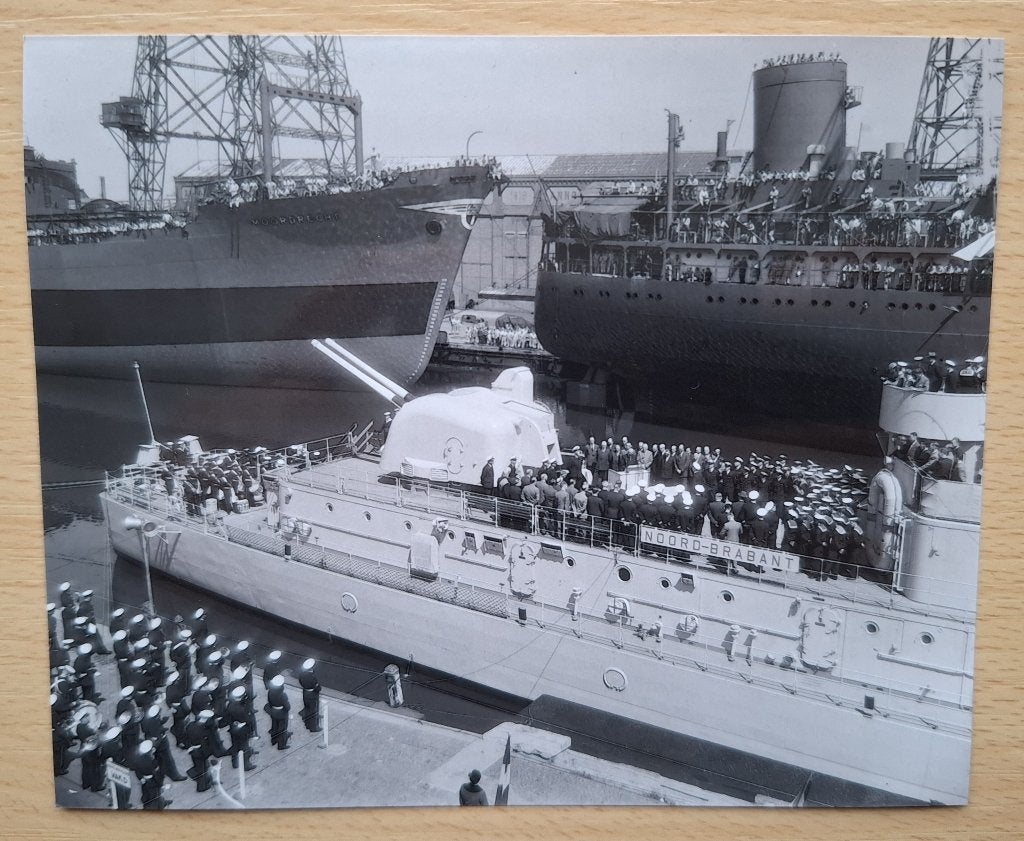 Foto marine: Hr Ms Noord-Brabant 1955 overdracht, Verzamelen, Ophalen of Verzenden, Marine, Nederland, Foto of Poster