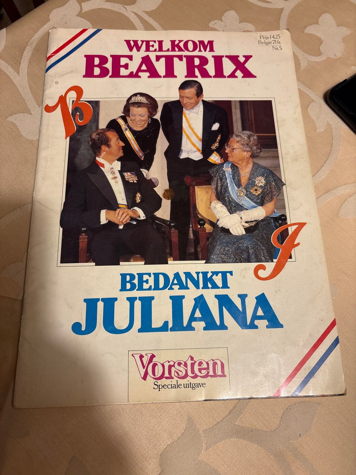 Welkom Beatrix Bedankt Juliana - Vorsten Speciale uitgave, Verzamelen, Ophalen of Verzenden, Gebruikt, Nederland, Tijdschrift of Boek