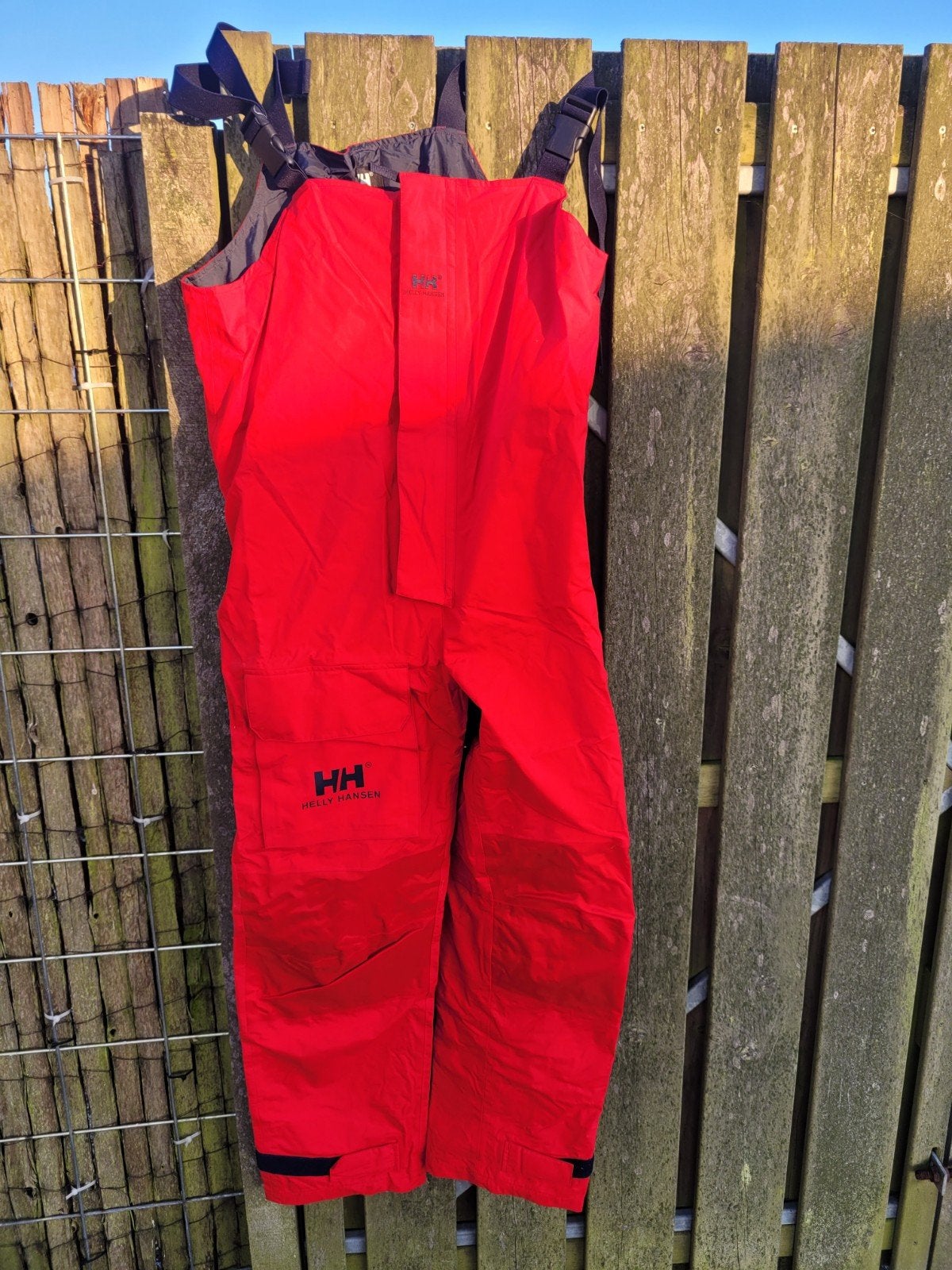 Helly Hansen Zeilbroek Rood Maat L, Watersport en Boten, Watersportkleding, Ophalen of Verzenden, Zeilbroek