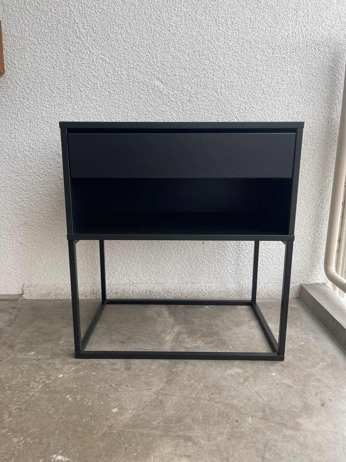 Zwart VIKHAMMER Nachtkastje van IKEA! NIEUWSTAAT!, Ophalen, Metaal of Aluminium, 55 tot 70 cm, Zo goed als nieuw