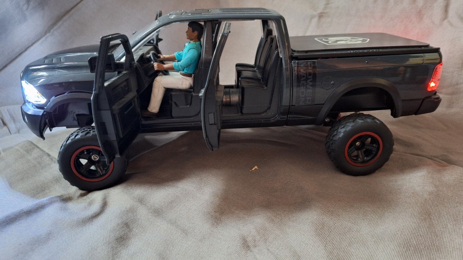 RC Bruder Dodge Ram 4x4 met verlichting ,6ch zender, Ophalen, Overige schalen, Elektro, RTR (Ready to Run)