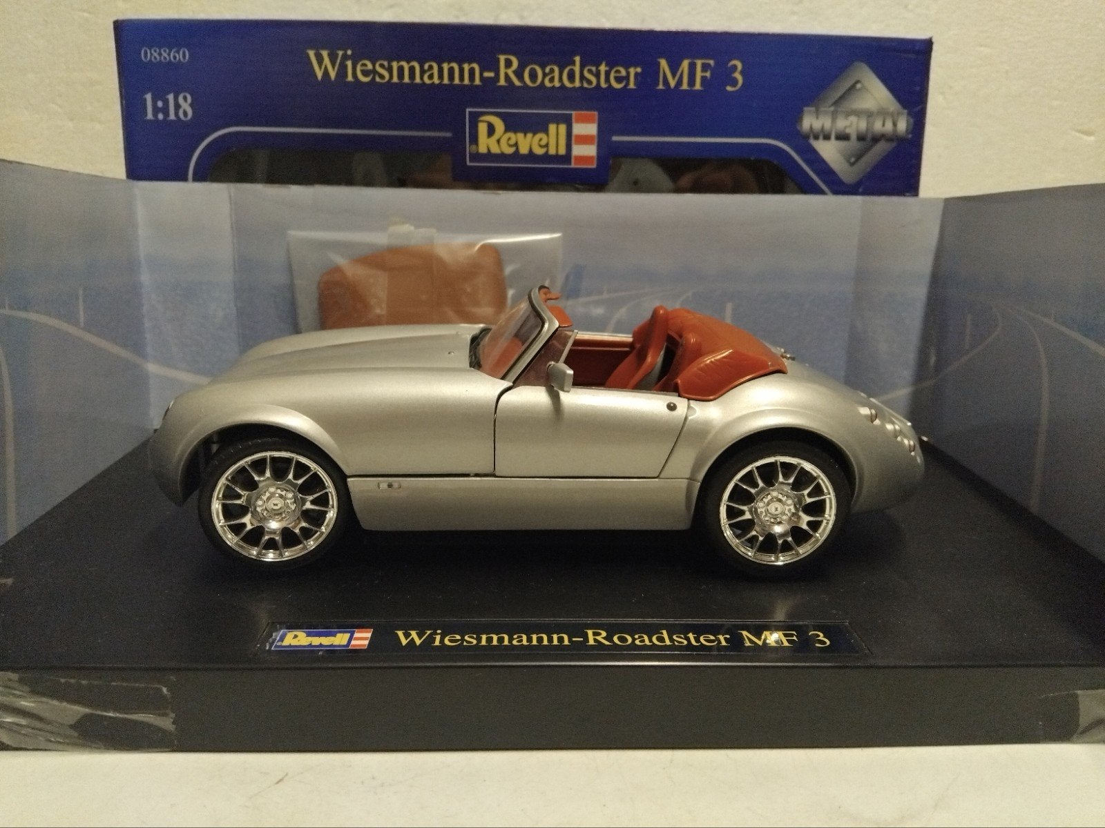 Wiesmann Roadster MF3 zilvergrijs Revell metal 1:18 KRD, Ophalen of Verzenden, Zo goed als nieuw, Auto, Revell