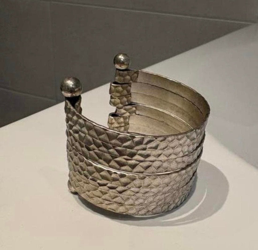 Stoere zilverkleurige slavenarmband met gehamerd patroon, Ophalen of Verzenden, Gebruikt, Zilver, Overige materialen