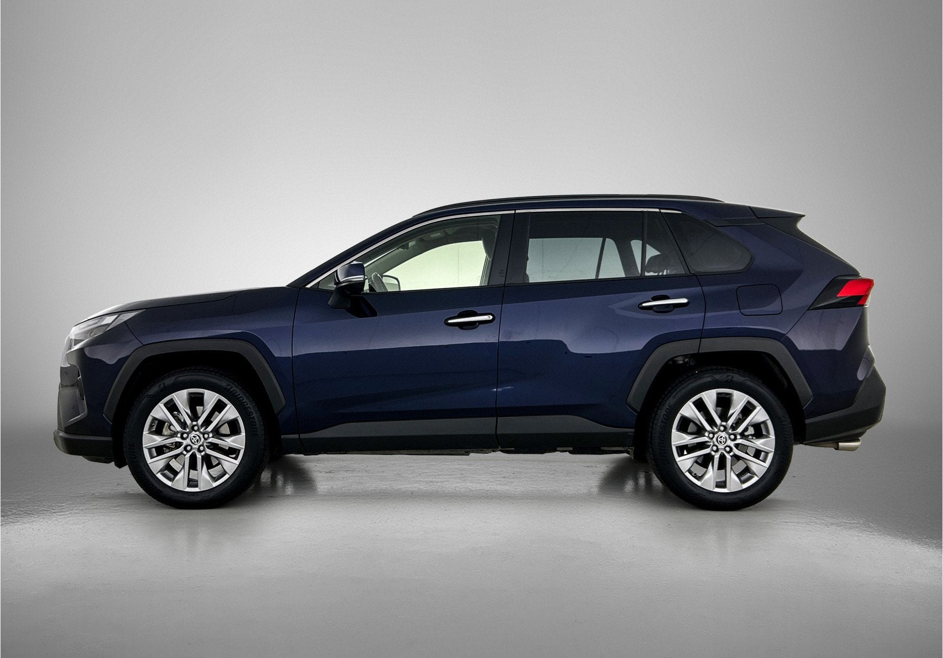 Toyota RAV4 2.5 Hybrid AWD Executive (bj 2023, automaat), 12 maanden, Gebruikt, Zwart, 4 cilinders