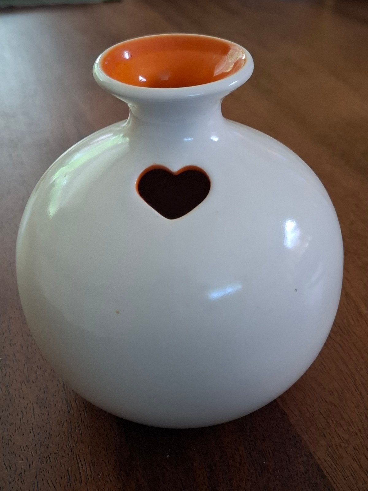 Witte vaas met oranje binnenkant en hartjesuitsparing, Antiek en Kunst, Ophalen of Verzenden