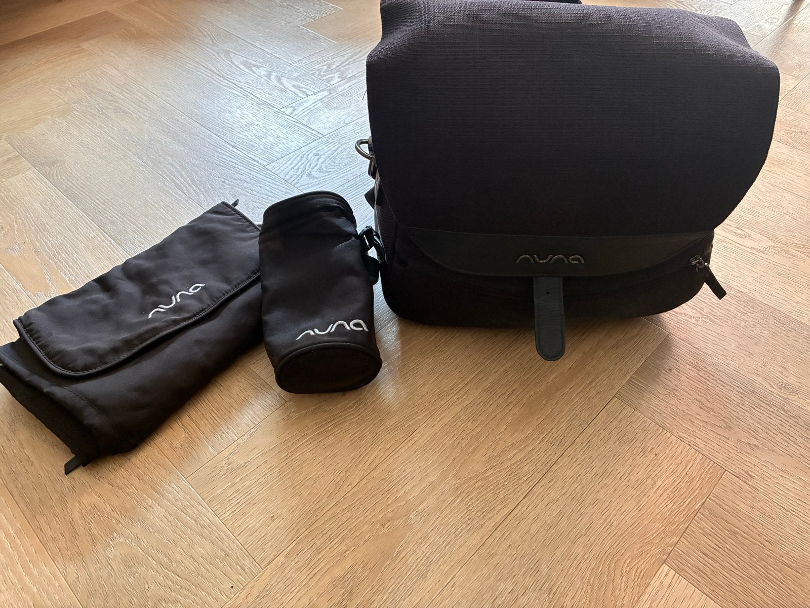 Nuna luiertas met leren details + verschoonmat, Gebruikt, Zwart, Extra vakken, Ophalen