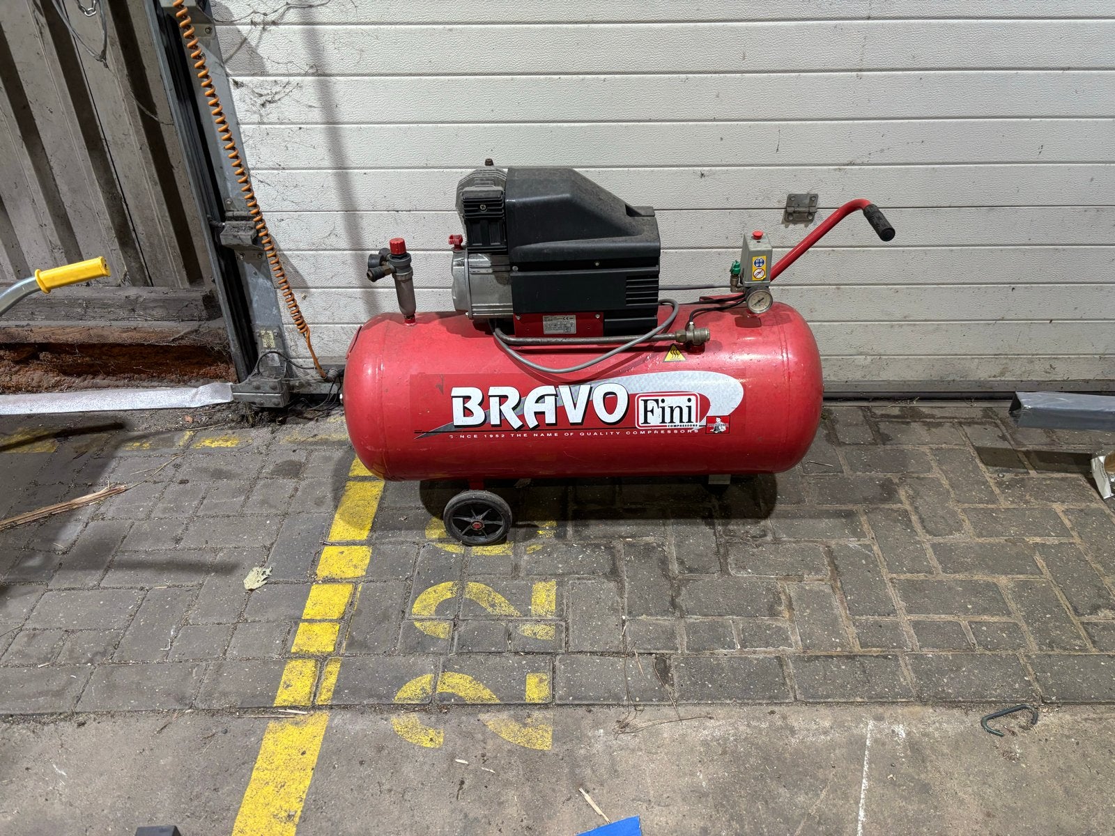 Bravo Fini Compressor - Robuust en Mobiel, Gebruikt, Ophalen of Verzenden, 200 tot 400 liter/min, Mobiel