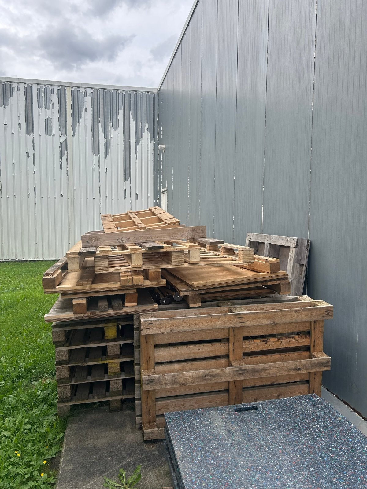 Gratis knutselhout en brandhout (pallets en planken), Ophalen, Gebruikt, 25 tot 50 mm, Pallet