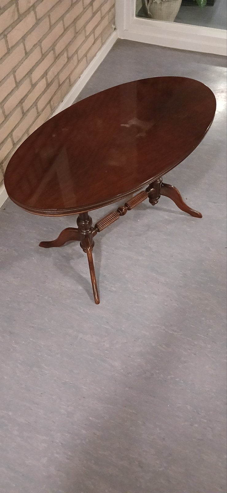 Ovale bijzettafel van hout - Klassiek design € 50,00, Antiek en Kunst, Ophalen