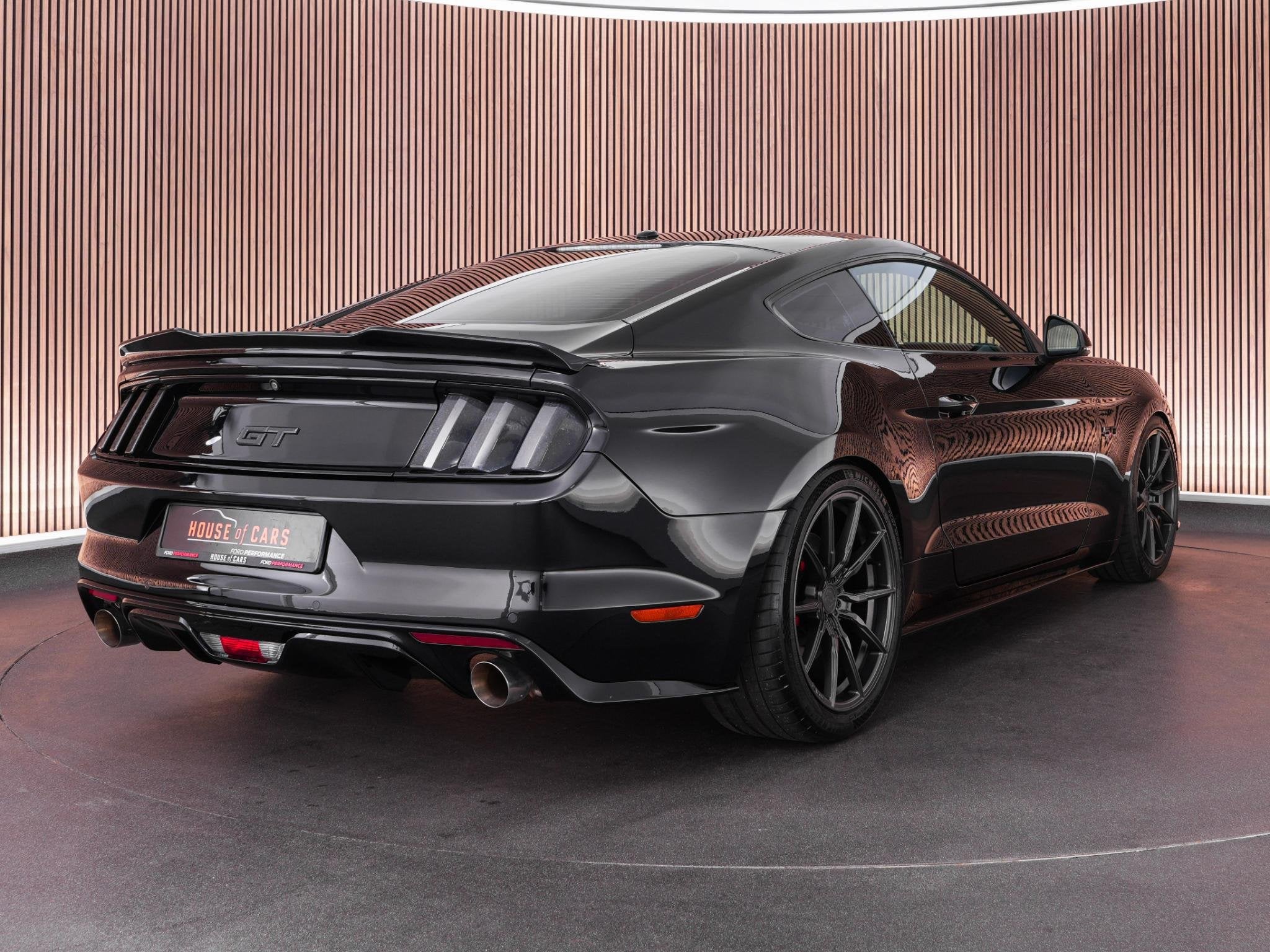 Ford Mustang Fastback GT PERFORMANCE PACK 5.0 421pk HANDGESC, Achterwielaandrijving, Gebruikt, 4 stoelen, Zwart