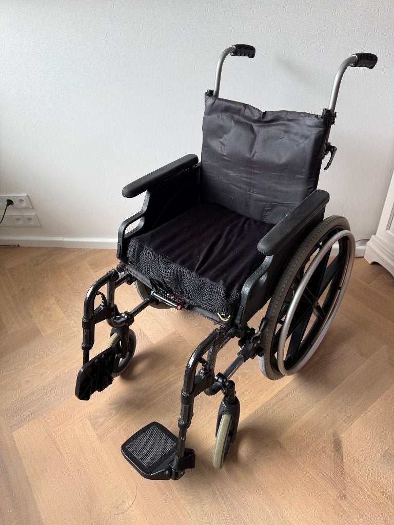 Quickie inklapbare rolstoel met Roho antidecubitus kussen, Diversen, Rolstoelen, Ophalen of Verzenden, Inklapbaar, Gebruikt, Handbewogen rolstoel