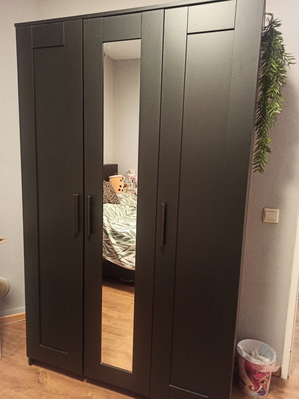 Zwarte Ikea kledingkast met spiegeldeur, Huis en Inrichting, Kasten | Kledingkasten, Ophalen, Met deur(en), Gebruikt, 100 tot 150 cm