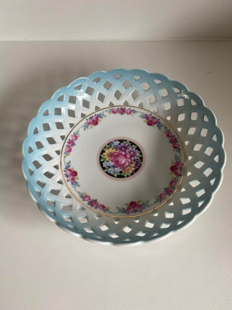 Wit porseleinen schaaltje met bloemen en opengewerkte rand., Antiek en Kunst, Antiek | Porselein, Ophalen of Verzenden