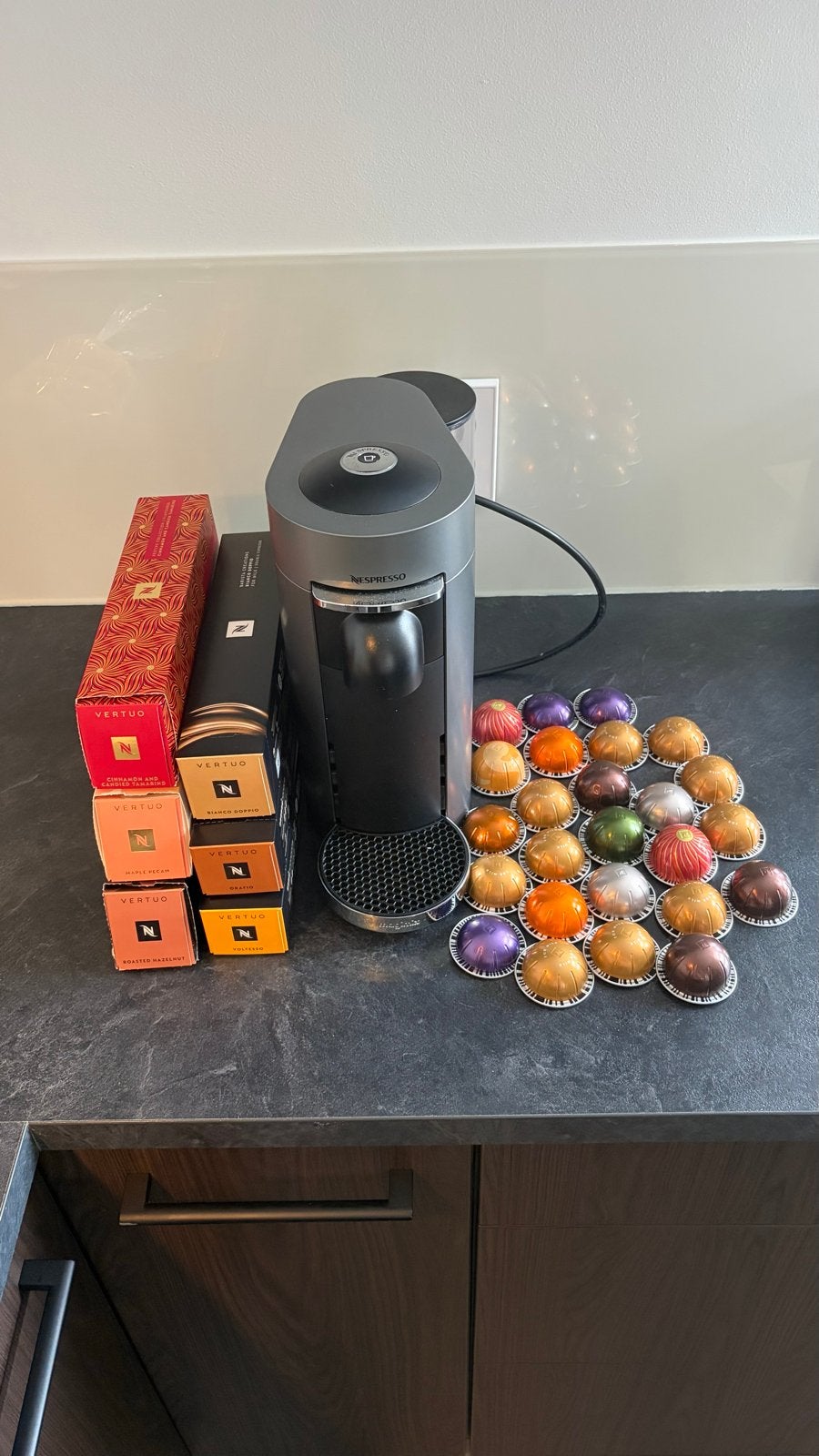 Nespresso Vertuo koffiemachine met cups, Koffiemachine, Ophalen of Verzenden, Zo goed als nieuw, 2 tot 4 kopjes
