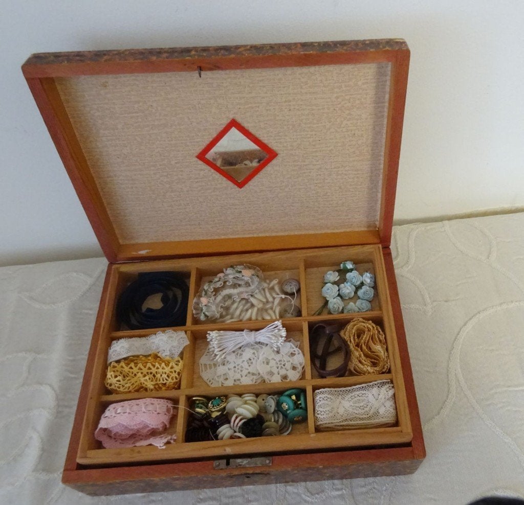 Houten kistje met inhoud., Antiek en Kunst, Ophalen of Verzenden