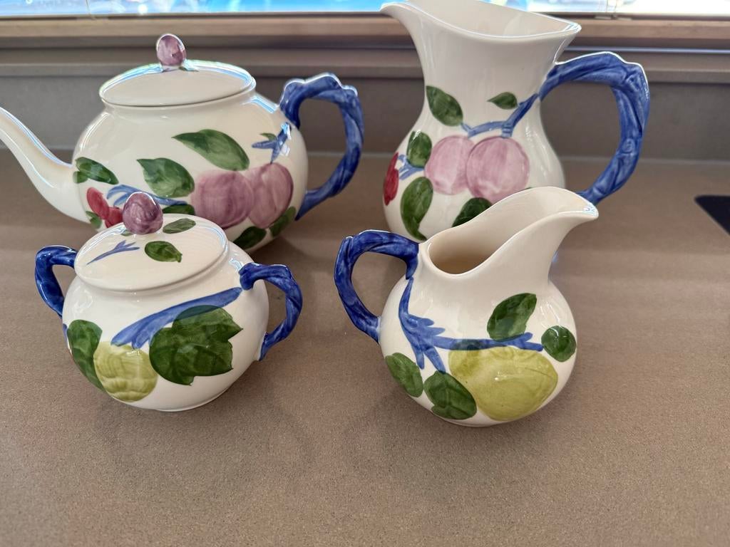 Franciscan theepot, suikerpot, melkkan en waterkan, Huis en Inrichting, Keuken | Servies, Ophalen, Keramiek, Overige typen, Zo goed als nieuw