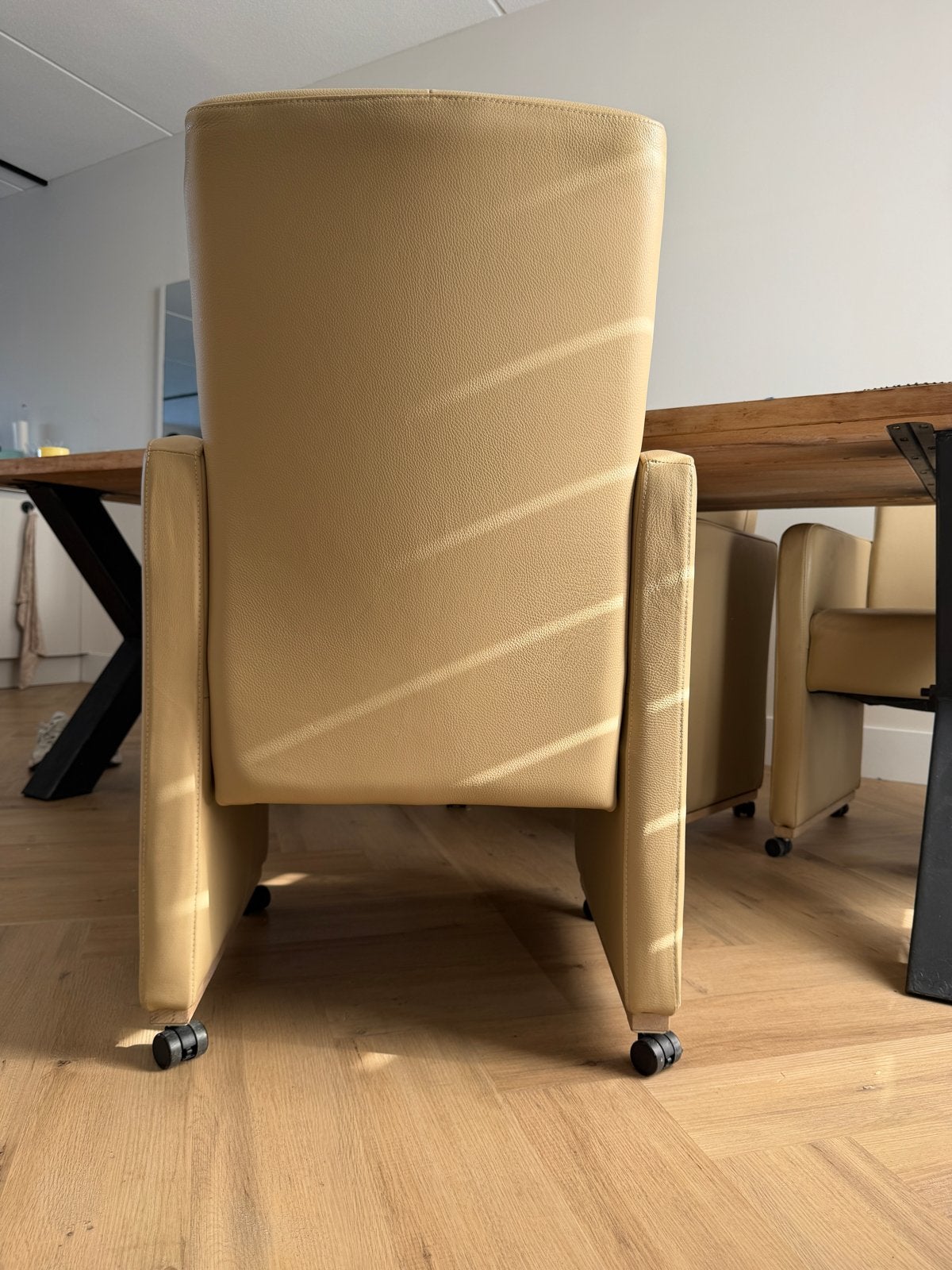 Vier (4) Comfortabele eetkamerstoelen met wieltjes - Beige, Ophalen, Gebruikt, Overige kleuren, Leer