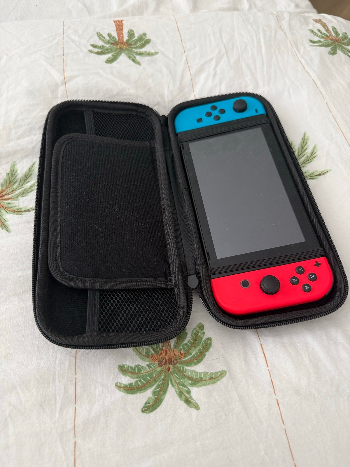 Nintendo Switch met Joy-Cons en reisetui, Ophalen, Zo goed als nieuw, Met 2 controllers, Switch Original