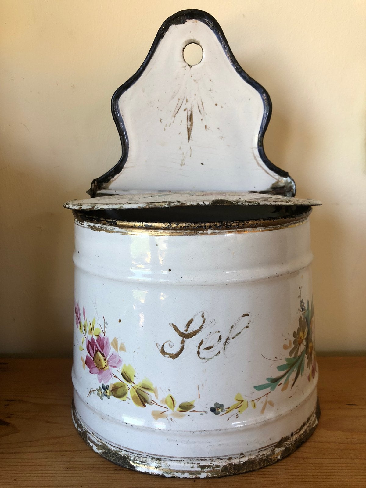 Franse Zoutbak / Wandbak "Sel" – Brocante Bloemen & Goudrand, Antiek en Kunst, Antiek | Emaille, Ophalen of Verzenden